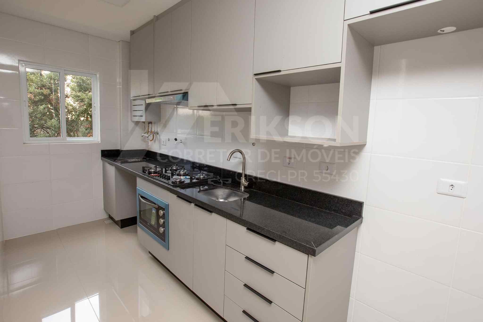 apartamento-a-venda-pinhais-cozinha-completa Cozinha equipada com armários planejados em apartamento em Pinhais
