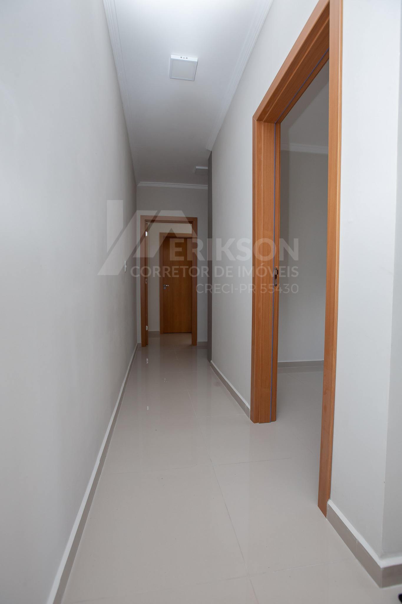apartamento-pinhais-corredor Corredor interno com acesso aos quartos em apartamento em Pinhais